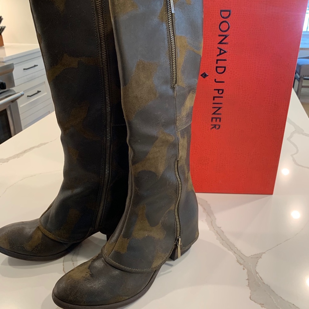 Donald Pliner Boots sz 9